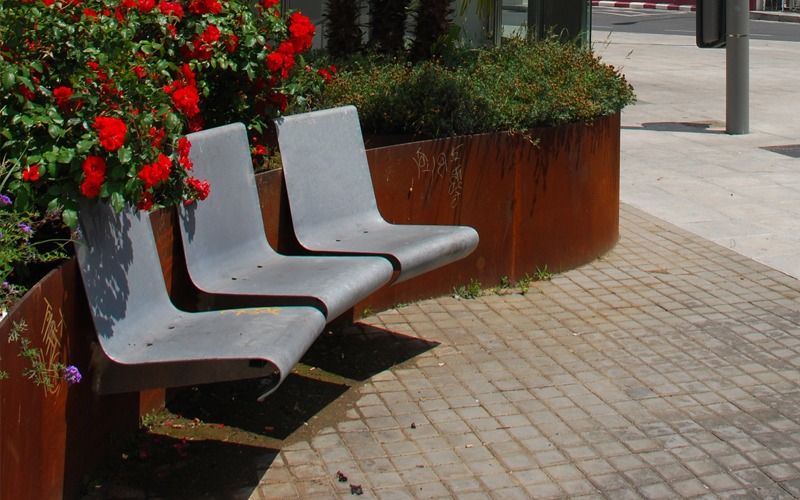 Jardinera y asientos para el espacio público ubicado sobre el aparcamiento subterráneo de José Laguillo. Sevilla